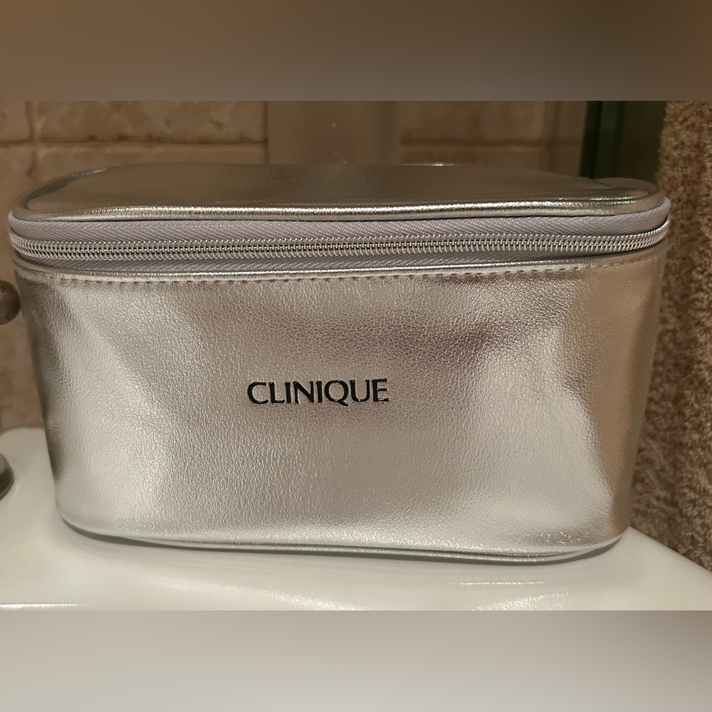 Clinique 7 Day Scrub Cream with Cosmetic Case - Picture 4 of 7